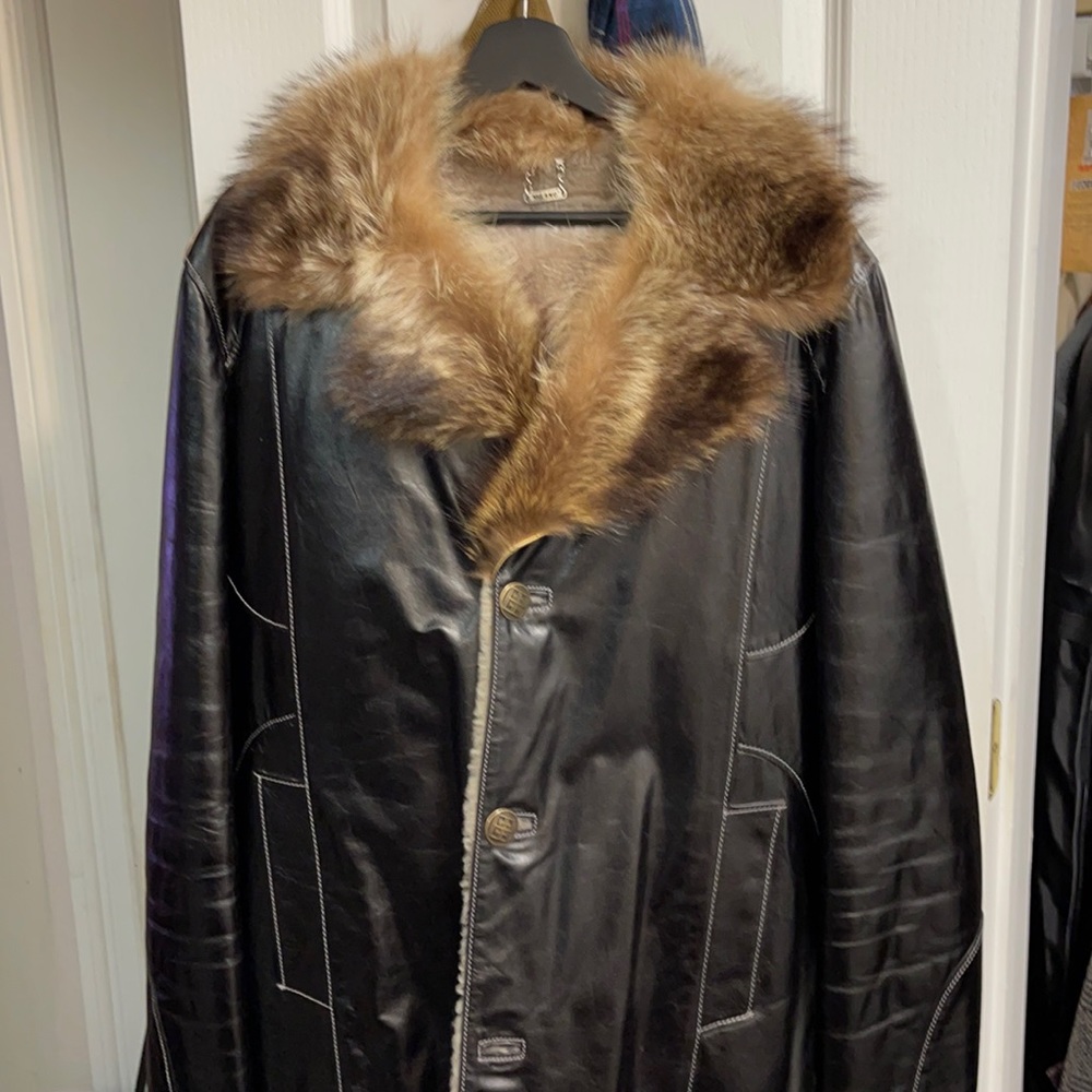 Pimp leather coat.size indicates on label is M but it feet’s Large